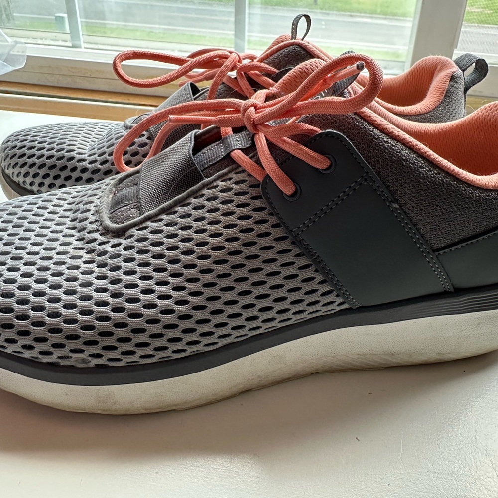Vionic Women’s Grey sneakers size 11